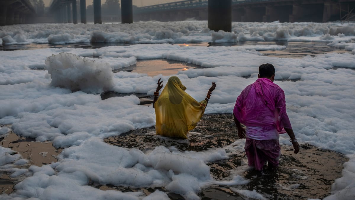 chhath-puja-amidst-yamunas-toxic-foam