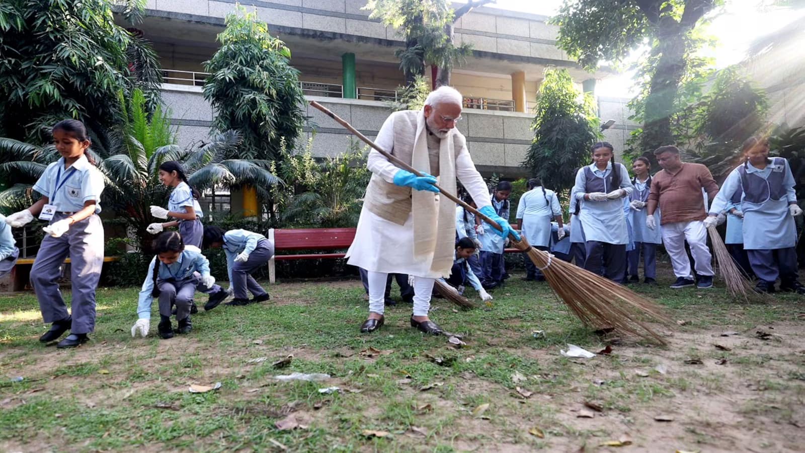 PM-Modi-With-School-Children-Cleaning-Ground