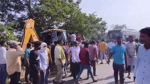 Transport-bus-overturns-in-gondia