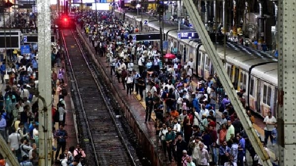 Tata Power Supply Failure-Disrupts-Central-Railway-Services-in-Mumbai