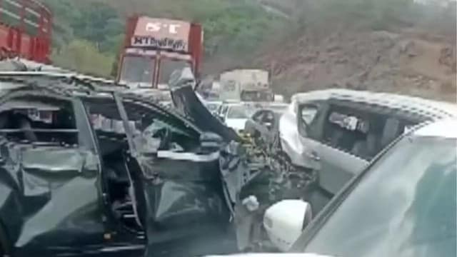 Fog and Speed Overtaking Claim Lives in Yamuna Expressway Tragedy