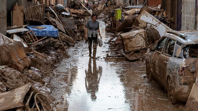 Spain’s King Felipe and PM Sánchez Confront Mud-Slinging Protest Over Flood Response